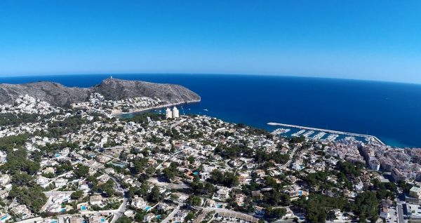 Como disfrutar Moraira con tu coche de alquiler en Alicante