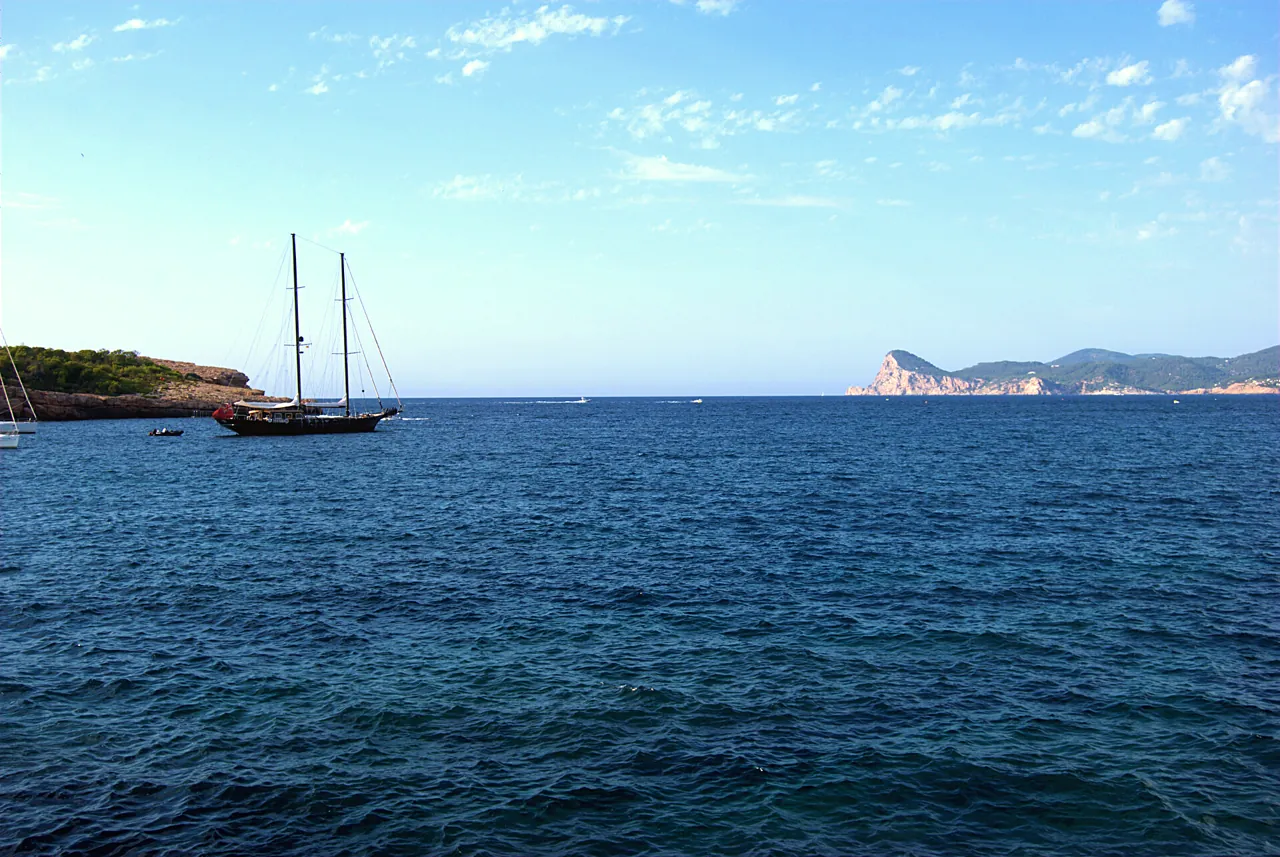 Schoner auf dem blauen Meer vor Cala Bassa