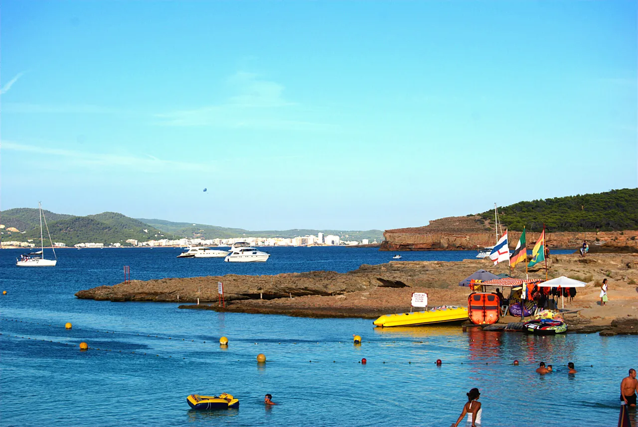 Felsen von Cala Bassa mit Bojen und Booten, im Hintergrund die Bucht