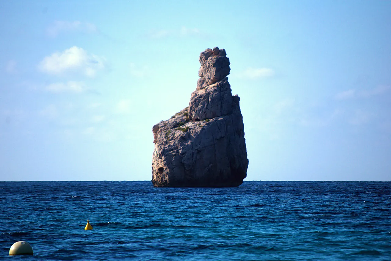 Es Cap Bernat, el islote que se alza frente a la cala