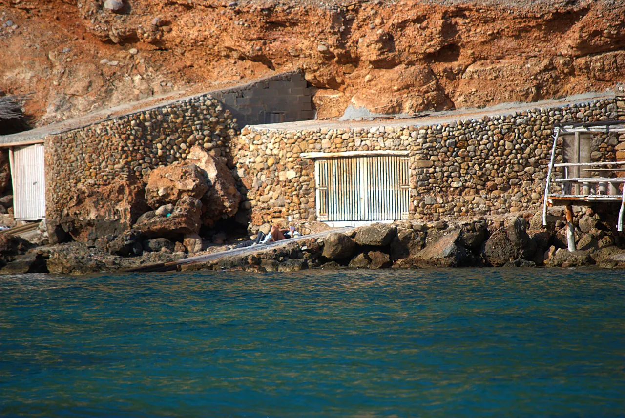 Una caseta de piedra al borde del agua