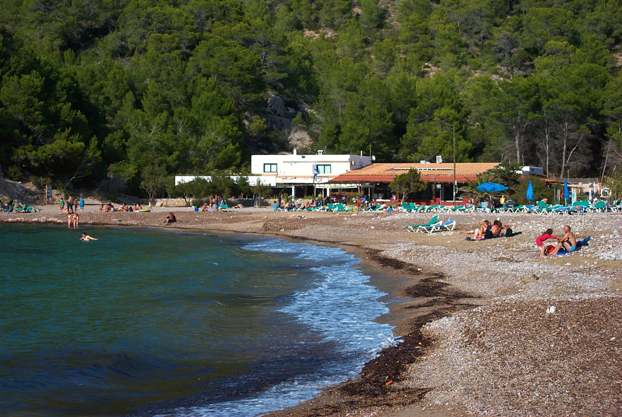 La playa en pleno verano, con hamacas y sombrillas