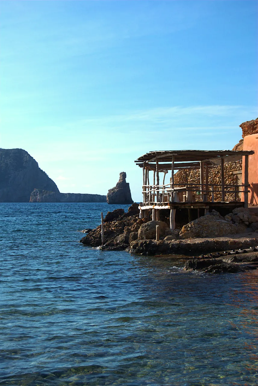 El mirador de madera asomado al mar