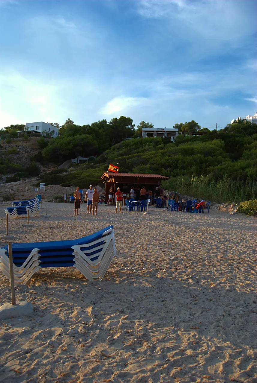 Liegen und Strandbar im Sand der Cala Codolar