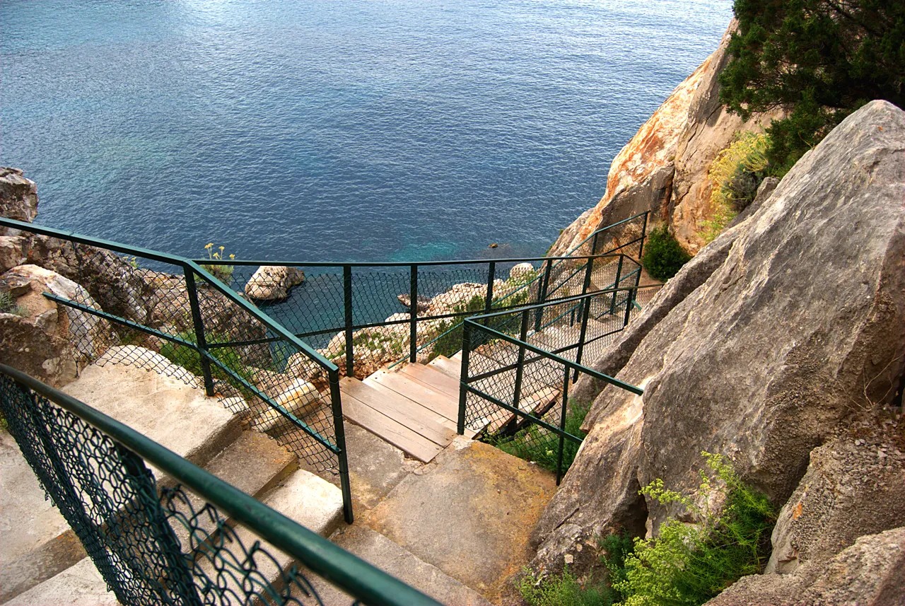 Grottes de Sant Miquel 5 Escaliers avec rampe au-dessus de la mer dans la descente vers la Cova de Can Marçà