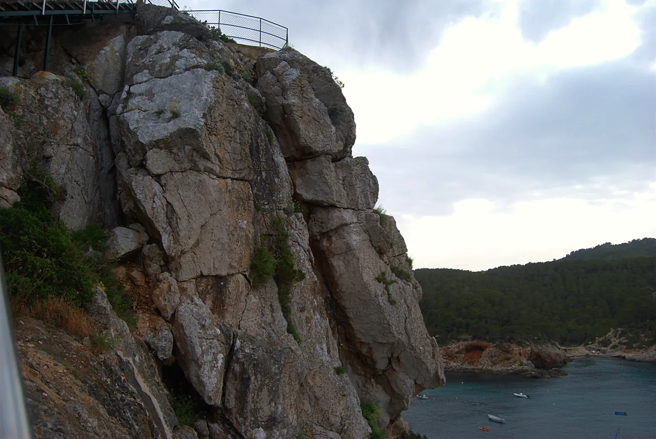 Grottes de Sant Miquel 3 Falaise surplombant la baie de Sant Miquel, à côté de la Cova de Can Marçà
