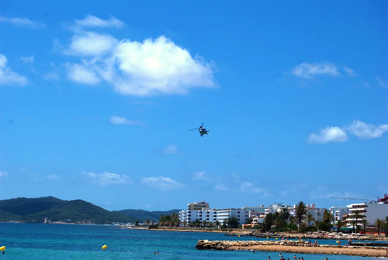 Helikopter boven het strand en de gebouwen van Figueretas