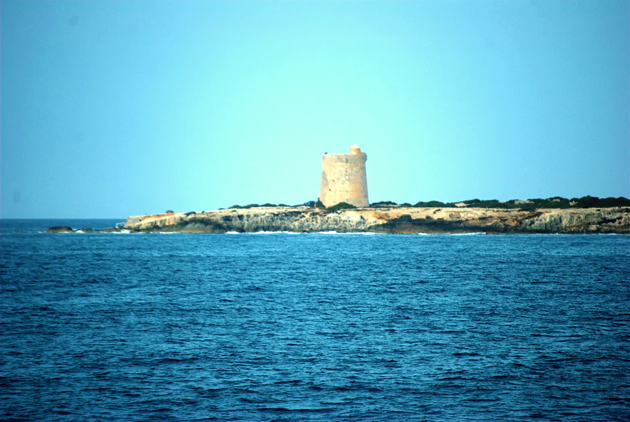 Torre de ses Portes en la punta rocosa vista desde el mar