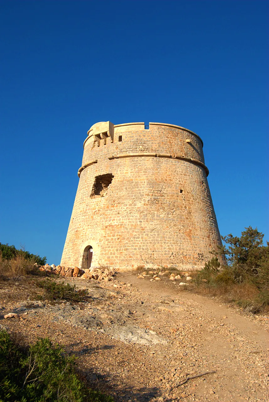 Torre de sa Sal Rossa en lo alto del camino entre matorral