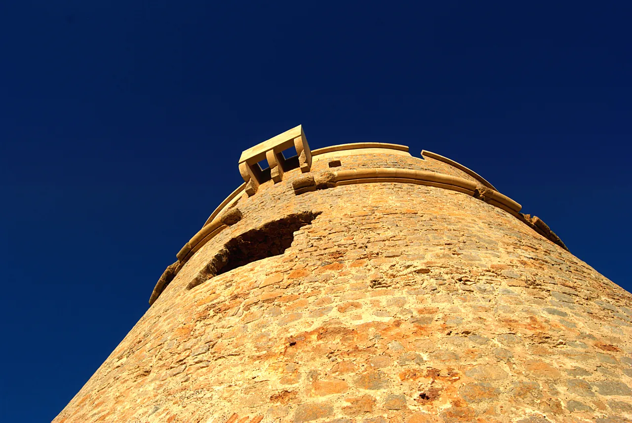Parte alta de la Torre de sa Sal Rossa contra el cielo azul
