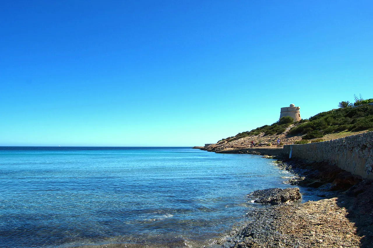 Costa de Es Cavallet con la Torre de sa Sal Rossa sobre el mar